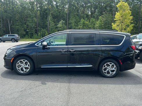 Used 2023 Chrysler Pacifica Limited FWD image 8