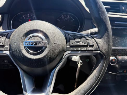 Used 2020 Nissan Rogue S FWD image 19