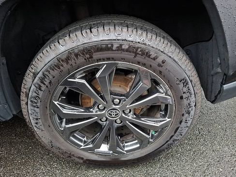 Used 2022 Toyota RAV4 XLE Premium AWD/4WD image 9
