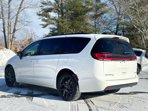 New 2026 Chrysler Pacifica Select w/ S Appearance Package image 3