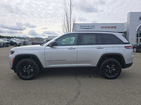 New 2026 Jeep Grand Cherokee Altitude image 2