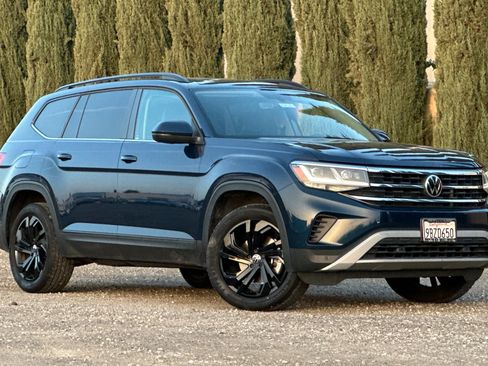 Certified 2022 Volkswagen Atlas SE image 2