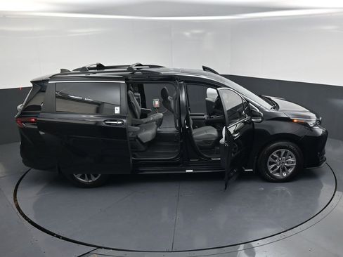 New 2026 Toyota Sienna XLE FWD image 23