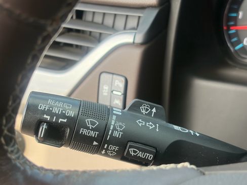 Used 2017 Chevrolet Suburban LT w/ Luxury Package RWD image 17