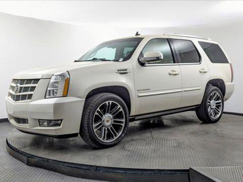 Used 2013 Cadillac Escalade Premium image 2