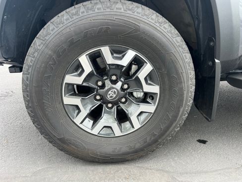 Used 2021 Toyota Tacoma TRD Off-Road w/ TRD Premium Off Road Package AWD/4WD image 34