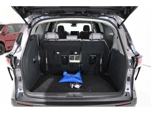 Used 2023 Toyota Sienna LE FWD image 25