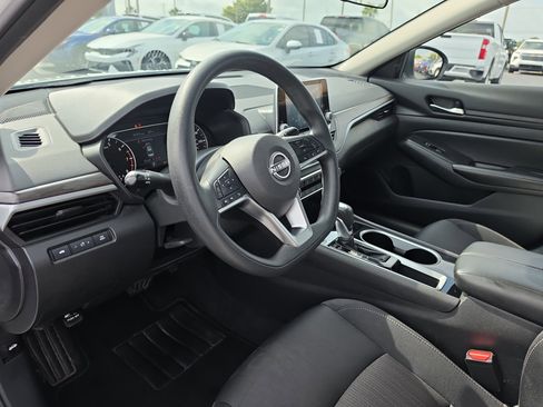 Used 2024 Nissan Altima 2.5 SV FWD image 14