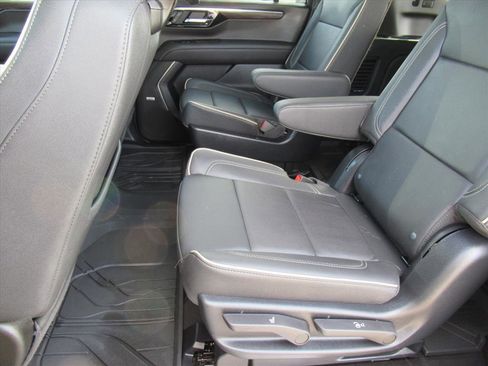 Used 2025 Chevrolet Suburban Premier image 31