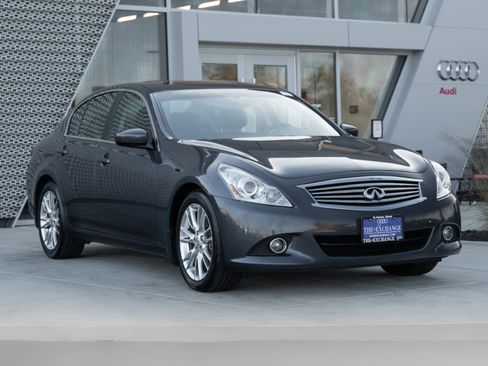 Used 2011 INFINITI G37 Journey w/ Premium Pkg image 2