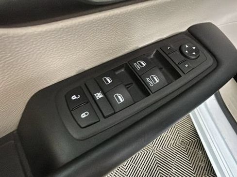 Used 2024 Chrysler Pacifica Touring-L FWD image 10
