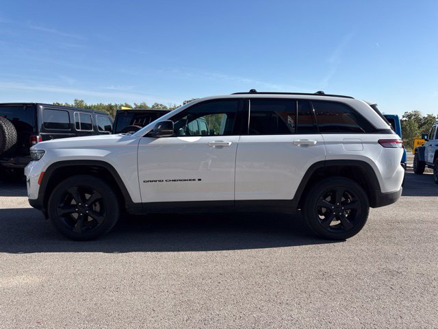 Used 2025 Jeep Grand Cherokee Altitude AWD/4WD image 6