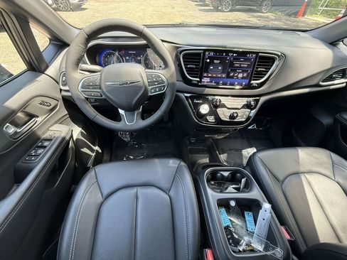 Used 2025 Chrysler Pacifica Select FWD image 14