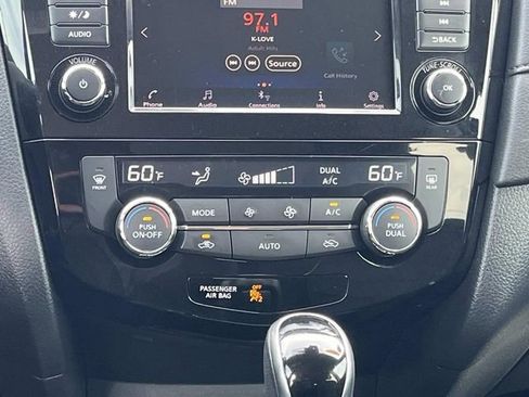 Used 2019 Nissan Rogue SV FWD image 17