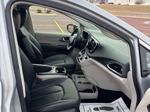 Used 2024 Chrysler Pacifica Touring-L image 15