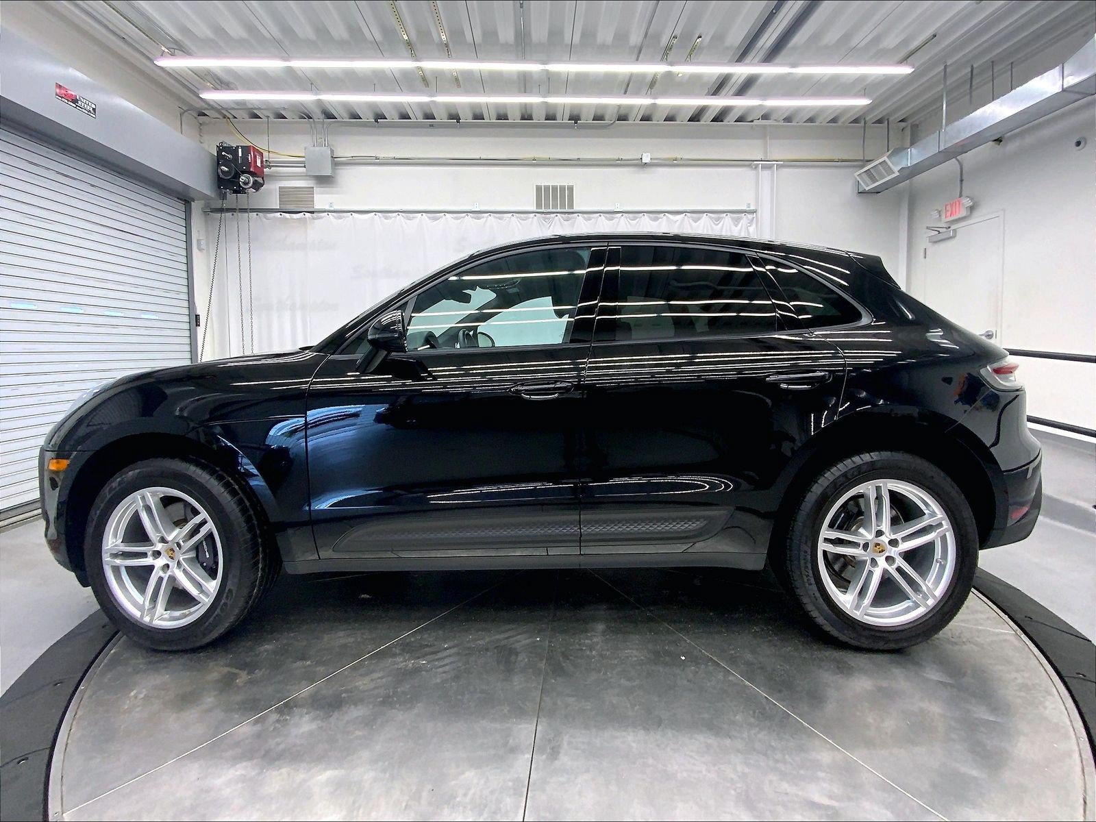 Certified 2023 Porsche Macan AWD/4WD image 2