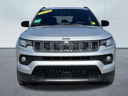 Used 2024 Jeep Compass Latitude image 3