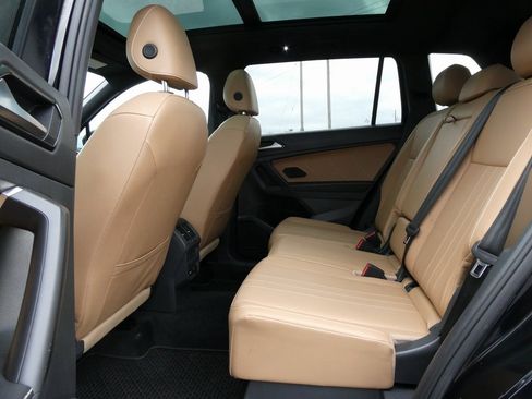 Used 2022 Volkswagen Tiguan SE w/ Panoramic Sunroof Package image 17