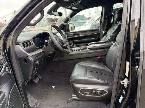Used 2024 Jeep Wagoneer L Series II RWD image 25