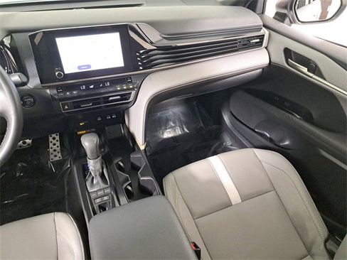 Used 2025 Toyota Camry SE image 17