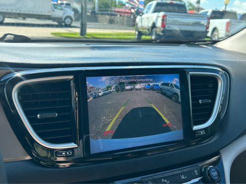 Used 2023 Chrysler Pacifica Touring-L FWD image 33