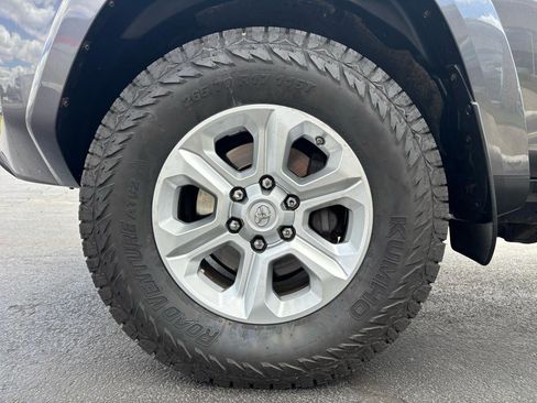 Used 2018 Toyota 4Runner SR5 AWD/4WD image 33
