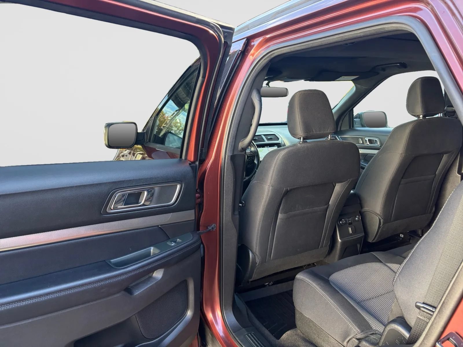Used 2018 Ford Explorer XLT w/ Equipment Group 201A AWD/4WD image 14
