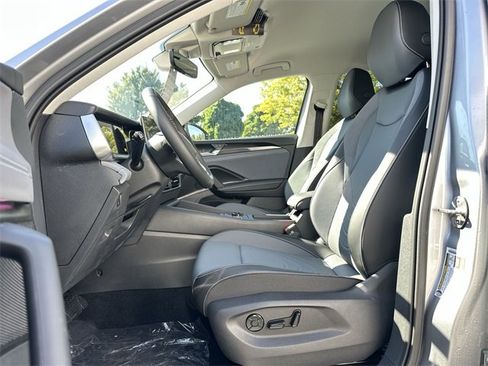 New 2025 Volkswagen Tiguan SE image 12