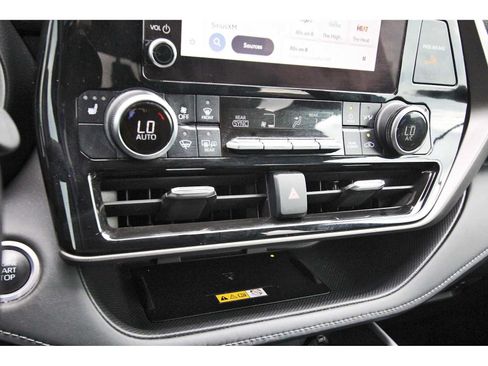Used 2024 Toyota Highlander XLE FWD image 25