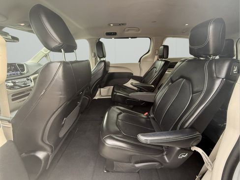 Used 2024 Chrysler Pacifica Touring-L image 8