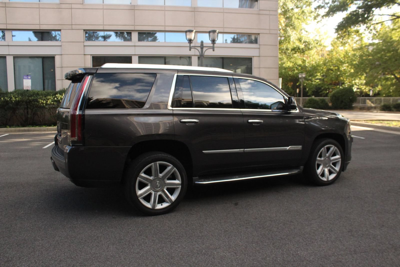 Used 2016 Cadillac Escalade Luxury AWD/4WD image 7