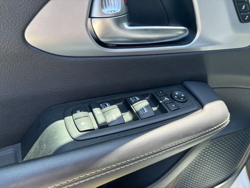 Used 2025 Chrysler Pacifica Limited FWD image 20