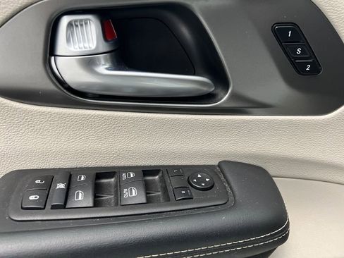 Used 2024 Chrysler Pacifica Touring-L image 12