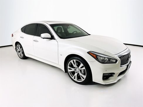 Used 2018 INFINITI Q70 Luxe w/ Sport Package image 1