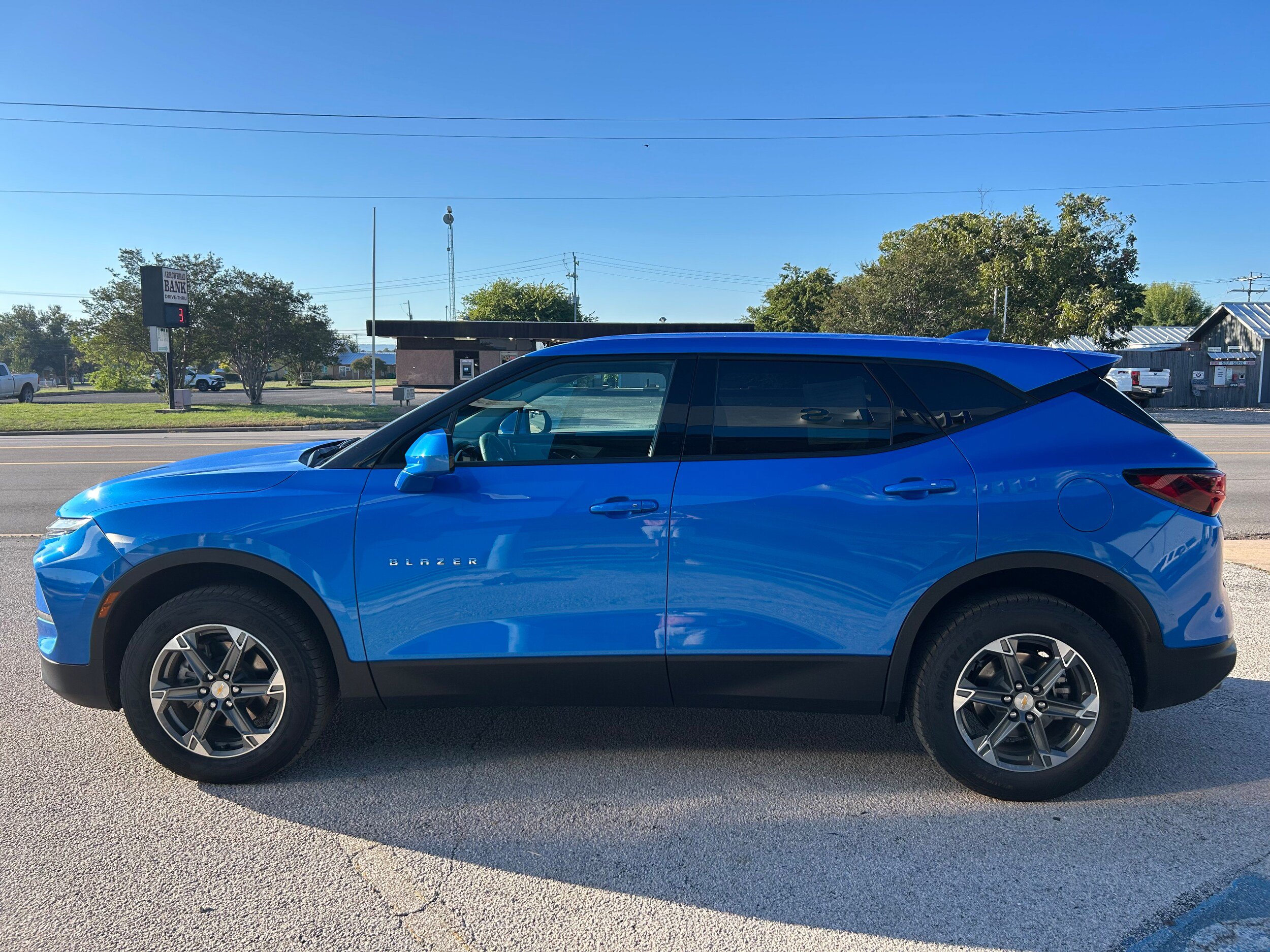 Used 2025 Chevrolet Blazer LT FWD image 3