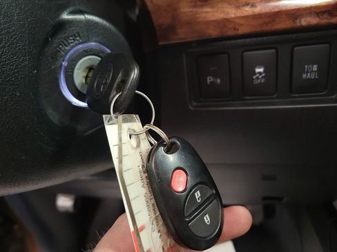 Used 2014 Toyota Tundra Platinum image 16