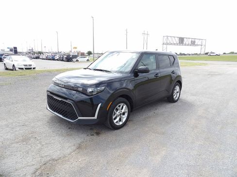Used 2024 Kia Soul LX w/ Option Group 015 FWD image 2