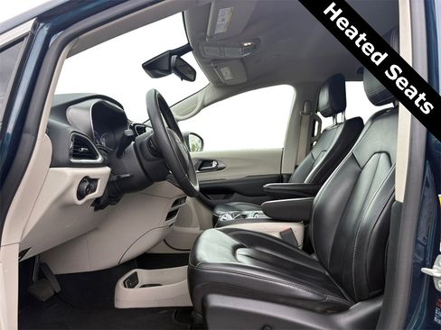 Certified 2023 Chrysler Pacifica Touring-L image 9