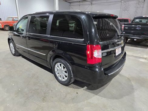Used 2013 Chrysler Town & Country Touring image 8