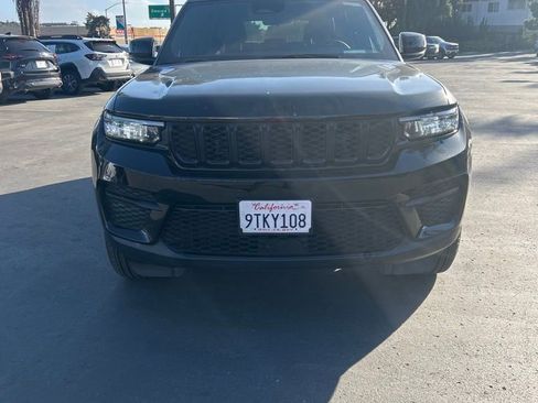 Used 2025 Jeep Grand Cherokee Altitude AWD/4WD image 6