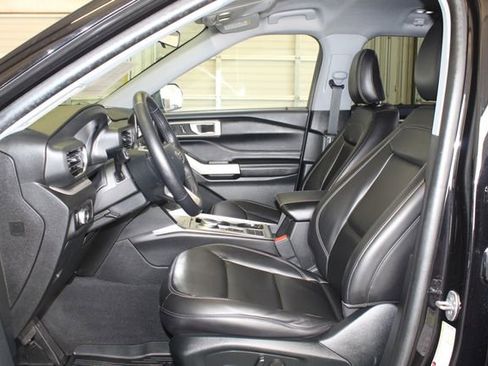 Used 2023 Ford Explorer XLT w/ Equipment Group 202A RWD image 10