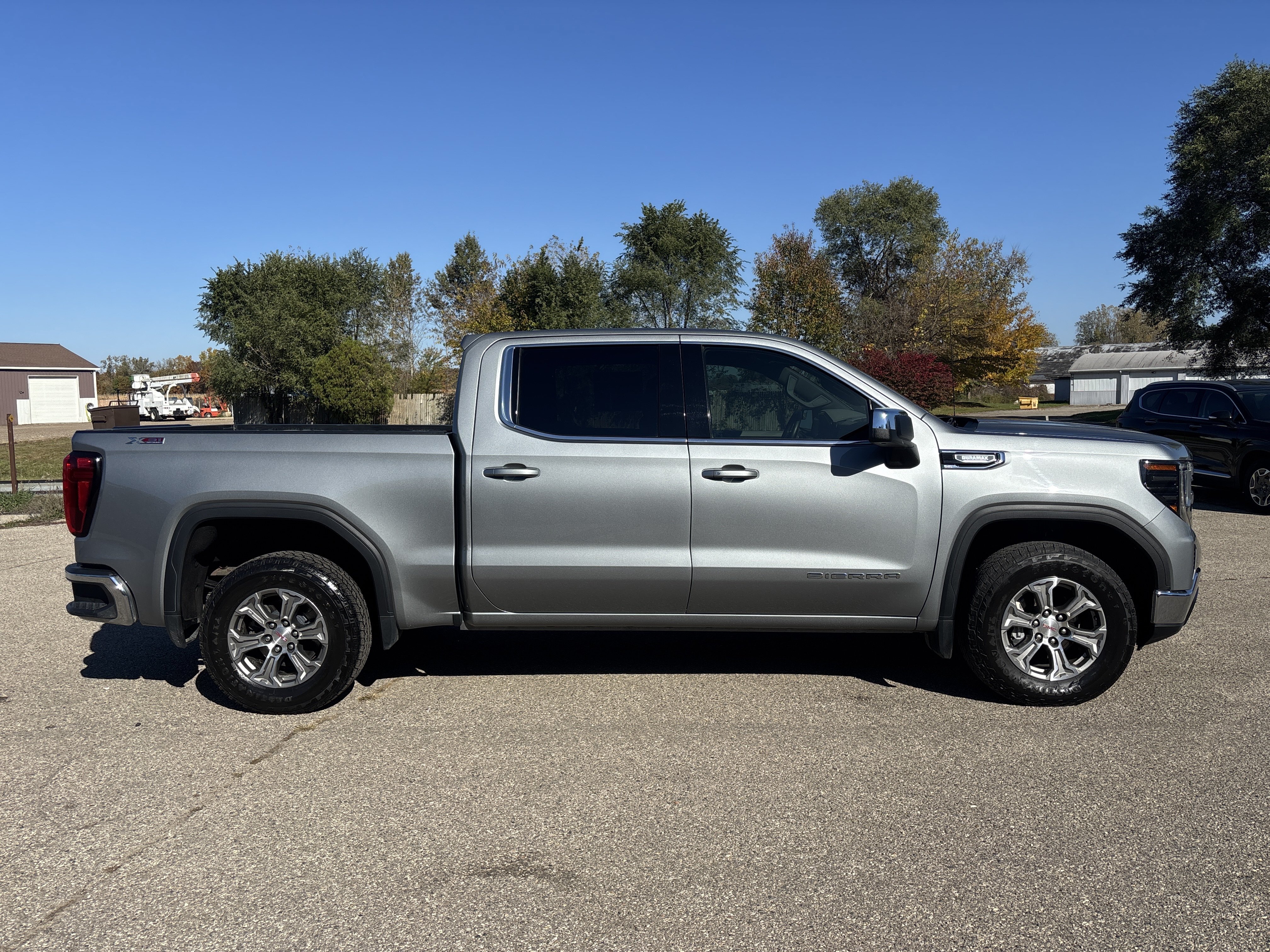 Used 2023 GMC Sierra 1500 SLE w/ X31 Off-Road Package AWD/4WD image 2