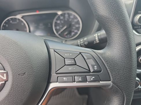 Used 2025 Nissan Sentra SV FWD image 17