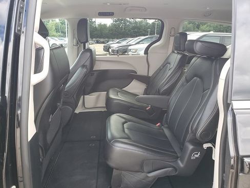 Used 2024 Chrysler Pacifica Touring-L FWD image 13
