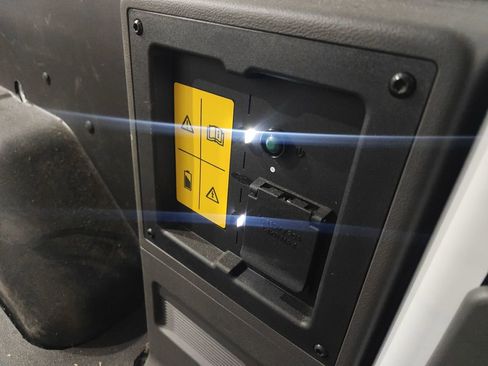 Used 2023 Ford E-Transit Medium Roof image 10