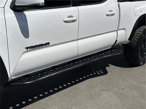 Used 2018 Toyota Tacoma TRD Off-Road w/ Technology Package image 37