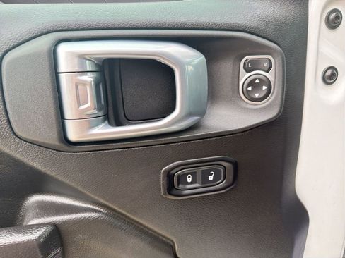 Certified 2025 Jeep Gladiator Sport AWD/4WD image 13