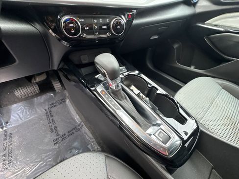 Used 2025 Chevrolet Trax LT w/ LT Convenience Package FWD image 28
