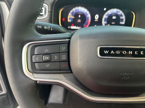 Used 2025 Jeep Wagoneer 4WD image 12