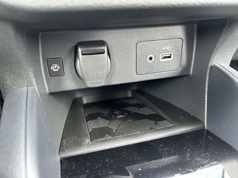 Used 2025 Nissan Versa SV w/ Trunk Package image 30